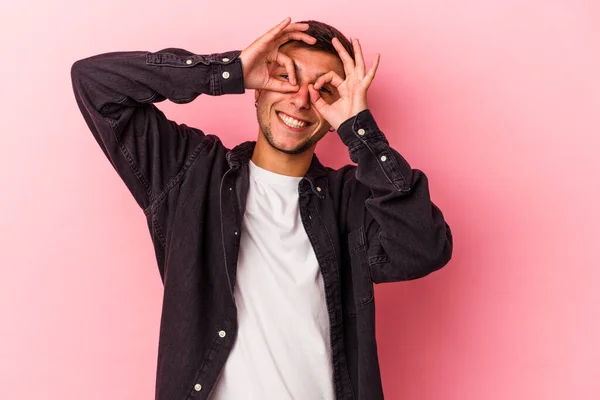 Joven Hombre Caucásico Con Tatuajes Aislados Sobre Fondo Amarillo Mostrando — Foto de Stock