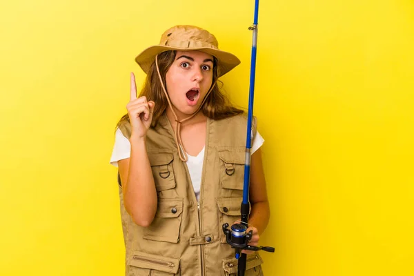 Young Caucasian Fisherwoman Holding Rod Isolated Yellow Background Having Idea — Stock Photo, Image