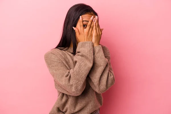 Young Latin Woman Isolated Pink Background Blink Fingers Frightened Nervous — Stock Photo, Image