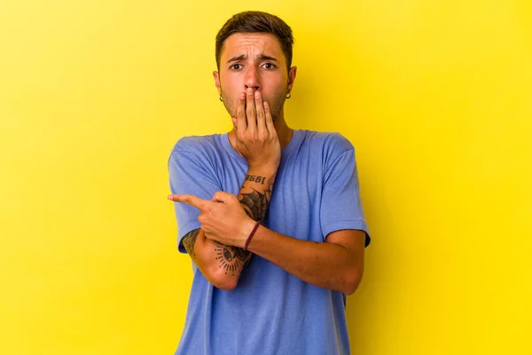 Young Caucasian Man Tattoos Isolated Yellow Background Pointing Side —  Fotos de Stock