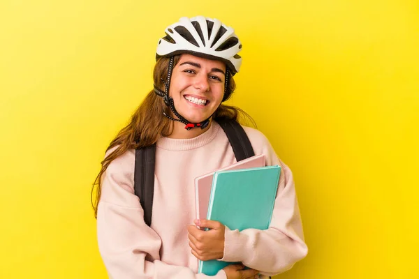 若いです白人学生女性を身に着けています自転車ヘルメット黄色の背景に孤立笑いと楽しみを持っています — ストック写真