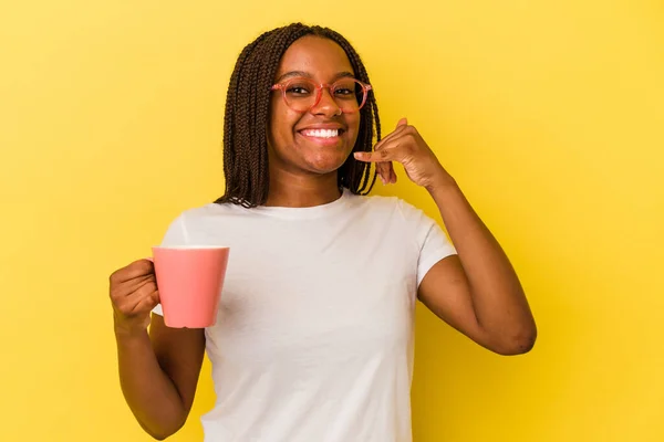 Giovane Donna Afroamericana Che Tiene Una Tazza Isolata Sfondo Giallo — Foto Stock