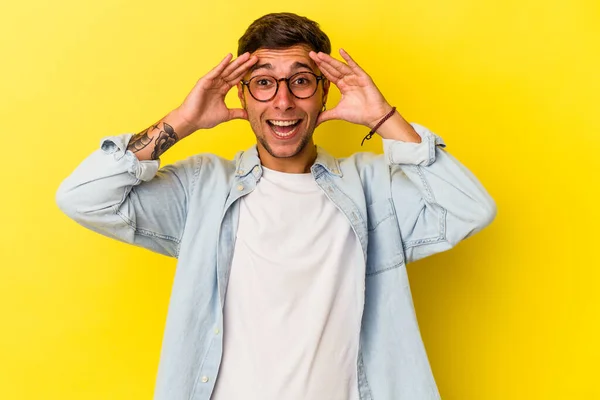 Jovem Caucasiano Com Tatuagens Isoladas Fundo Amarelo Recebendo Uma Agradável — Fotografia de Stock