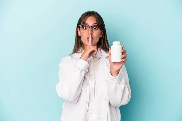 Ung Farmaceut Kvinna Som Håller Piller Isolerade Blå Bakgrund Hålla — Stockfoto