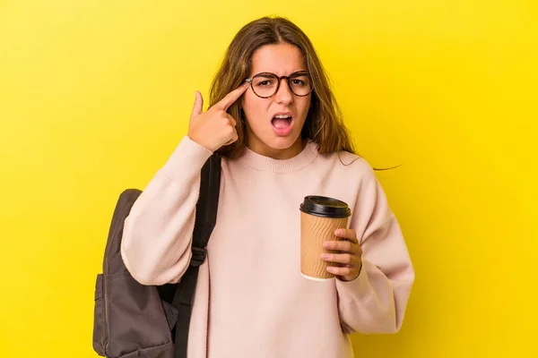 Joven Estudiante Caucásica Sosteniendo Café Aislado Sobre Fondo Amarillo Mostrando —  Fotos de Stock