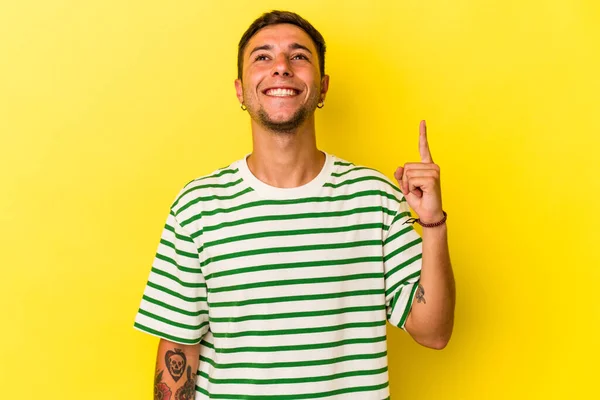 Jonge Blanke Man Met Tatoeages Geïsoleerd Gele Achtergrond Geeft Met — Stockfoto