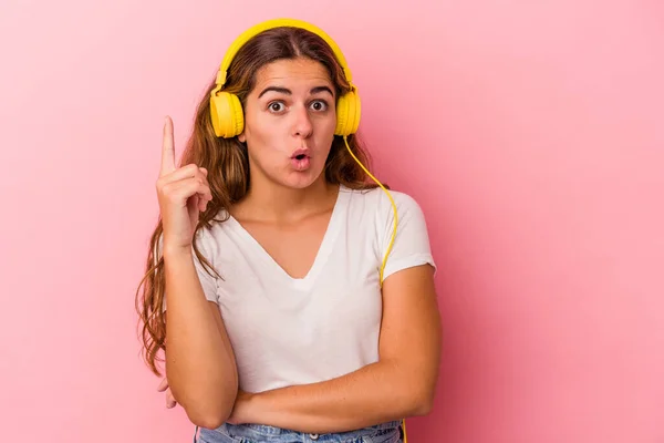 Young Caucasian Woman Listening Music Isolated Pink Background Having Some — Φωτογραφία Αρχείου