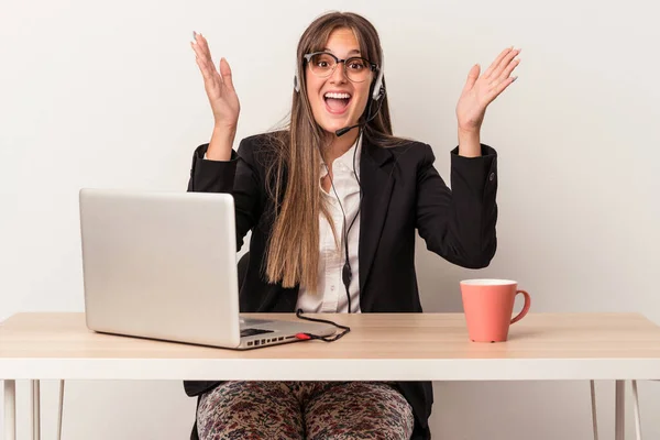 Jonge Blanke Vrouw Doet Telecommuting Geïsoleerd Witte Achtergrond Ontvangen Van — Stockfoto