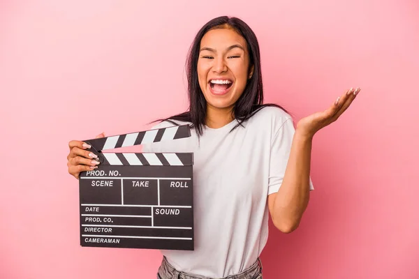 Jeune Femme Latine Tenant Clapperboard Isolé Sur Fond Rose Recevant — Photo