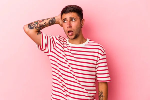 Sarı arka planda dövmeleri olan beyaz bir genç şok geçiriyordu. Önemli bir buluşmayı hatırladı..