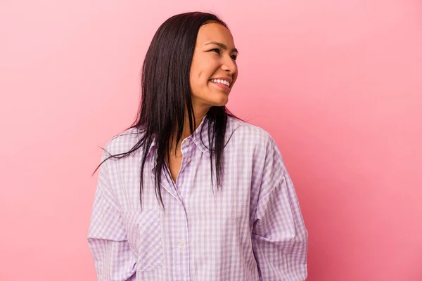 Mujer Latina Joven Aislada Sobre Fondo Rosa Relajada Feliz Riendo —  Fotos de Stock