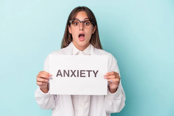 Young Doctor Caucasian Woman Holding Anxiety Placard Isolated Blue Background — Stock Photo, Image