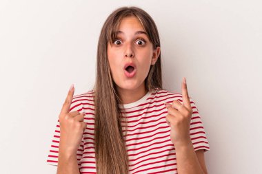 Beyaz arka planda izole edilmiş beyaz bir kadın ağzı açık bir şekilde üst tarafı işaret ediyor..