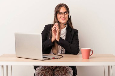 Kafkasyalı genç bir kadın beyaz arka planda izole edilmiş bir şekilde seyahat ediyor. Kafasında bir plan kuruyor..