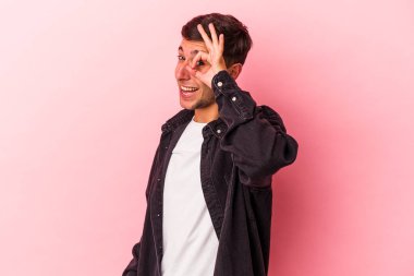 Sarı arka planda izole edilmiş beyaz dövmeli genç bir adam heyecanlı..