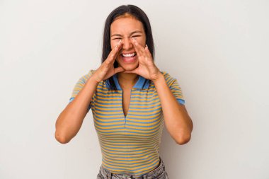 Beyaz arka planda izole edilmiş genç Latin bir kadın bir dedikodu söylüyor, bir haber sunuyor..