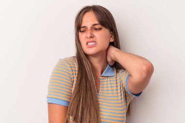 Beyaz arka planda izole edilmiş genç beyaz kadın yorgun ve uykulu ellerini başının üstünde tutuyor..