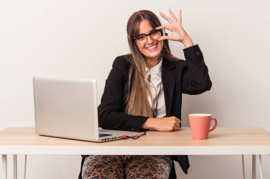 Beyaz arka planda izole bir şekilde seyahat eden beyaz tenli genç bir kadın heyecanlı..