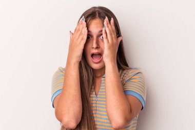 Beyaz arka planda izole edilmiş beyaz bir kadın yüzünün yarısını palmiye ile örterek eğleniyor..