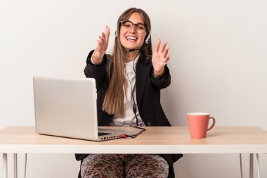 Beyaz arka planda izole bir şekilde seyahat eden beyaz bir kadın kameraya sarıldığı için kendinden emin..