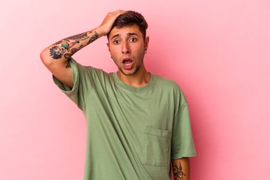 Sarı arka planda dövmeleri olan beyaz bir genç şok geçiriyordu. Önemli bir buluşmayı hatırladı..