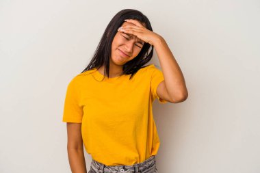 Beyaz arka planda izole edilmiş genç Latin kadın tapınaklara dokunuyor ve baş ağrısı çekiyor..