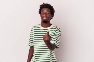 Beyaz arka planda izole edilmiş genç Afro-Amerikalı adam sanki seni davet ediyormuş gibi parmağıyla işaret ediyor..