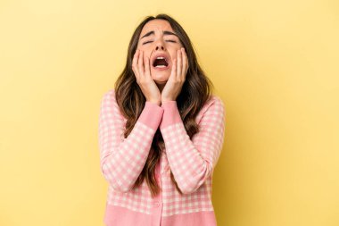 Sarı arka planda yalnız kalmış, ağlayan ve sızlanan beyaz bir kadın..
