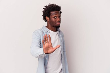 Beyaz arka planda izole edilmiş genç Afro-Amerikalı bir adam tiksinti belirtisi gösteren birini reddediyor..