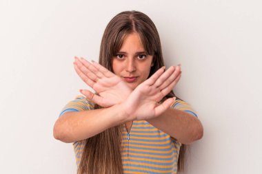 Beyaz arka planda izole edilmiş beyaz bir kadın inkar jesti yapıyor.