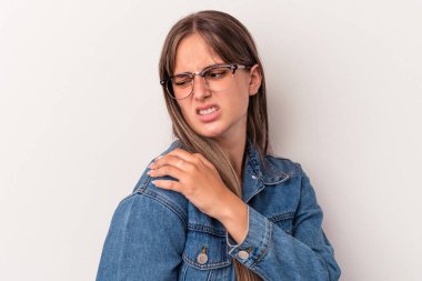 Beyaz arka planda izole edilmiş, omuz ağrısı olan beyaz bir kadın..