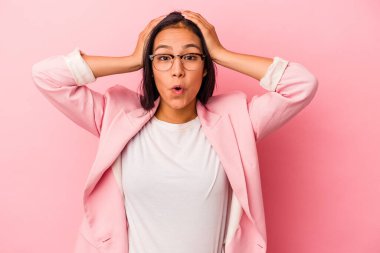 Pembe arka planda soyutlanmış genç Latin bir kadın şok geçiriyordu. Önemli bir buluşmayı hatırladı..