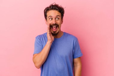 Pembe arka planda izole edilmiş beyaz bir adam heyecanlı bir şekilde bağırıyor..