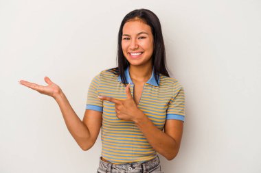 Beyaz arka planda izole edilmiş genç Latin bir kadın. Elinde bir fotokopi odası olduğu için heyecanlı..