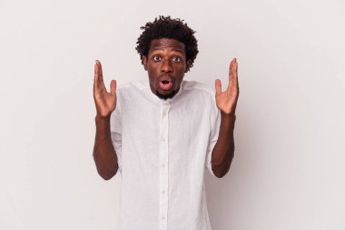 Genç Afrikalı Amerikalı bir adam beyaz arka planda izole edilmiş. Bir fikri, ilham verici bir fikri var..