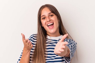 Beyaz arka planda izole edilmiş beyaz kadın kameraya sarıldığı için kendini güvende hissediyor..