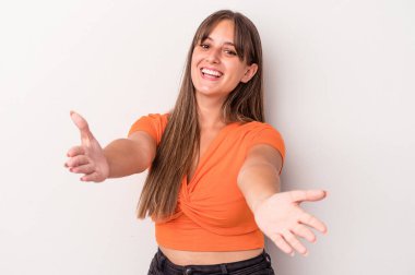 Beyaz arka planda izole edilmiş beyaz bir kadın hoş bir ifade sergiliyor..