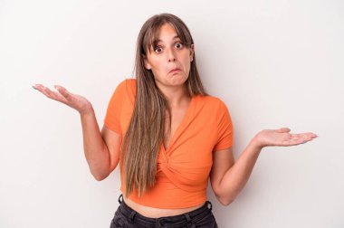 Beyaz arka planda soyutlanmış beyaz bir kadın sorgulama sırasında omuz silkiyor ve şüphe duyuyor..