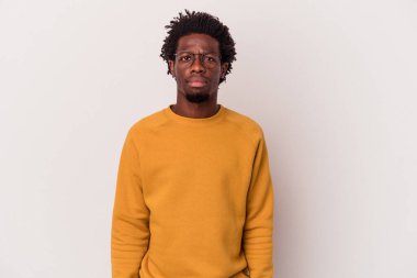 Genç Afrikalı Amerikalı adam beyaz arka planda izole edilmiş üzgün, ciddi yüzlü, mutsuz ve hoşnutsuz..