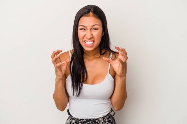 Beyaz arka planda izole edilmiş genç Latin kadın gergin elleriyle çığlık atıyor..