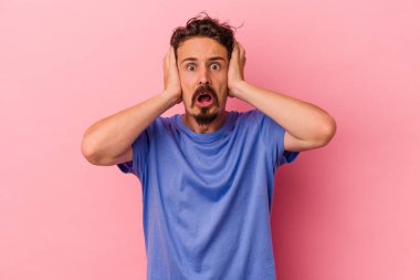 Pembe arka planda izole edilmiş genç beyaz adam şok geçiriyordu, önemli bir buluşmayı hatırladı..