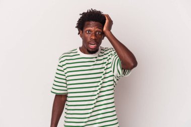Beyaz arka planda izole edilmiş genç Afrikalı Amerikalı adam şok geçiriyordu, önemli bir toplantıyı hatırladı..