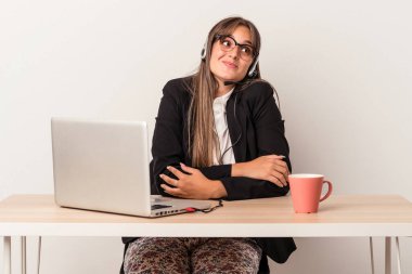 Beyaz arka planda, hedeflerine ve amaçlarına ulaşma hayalleri kuran beyaz tenli genç bir kadın seyahate çıkıyor.