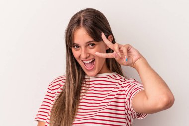 Beyaz arka planda izole edilmiş beyaz bir kadın dans ediyor ve eğleniyor..