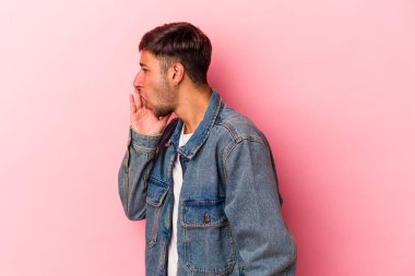 Sarı arka planda izole edilmiş dövmeleri olan beyaz genç bir adam gizli bir fren haberinin olduğunu söylüyor.