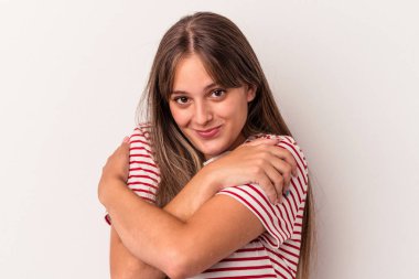 Beyaz arka planda izole edilmiş genç beyaz kadın. Kucaklaşma, kaygısız gülümseme ve mutluluk..