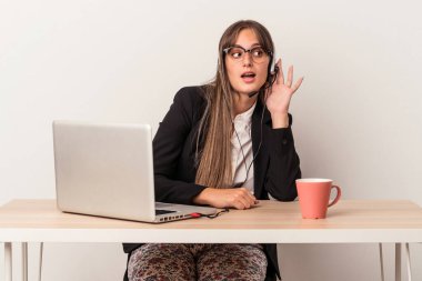 Beyaz arka planda izole bir şekilde seyahat eden beyaz bir kadın bir dedikoduyu dinlemeye çalışıyor..