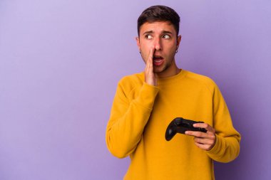 Mor arka planda izole edilmiş beyaz bir adam gizli bir yangın frenleme haberinin olduğunu ve kenara baktığını söylüyor.