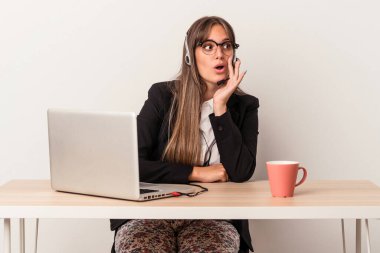 Beyaz arka planda izole bir şekilde seyahat eden beyaz bir kadın gizli bir sıcak fren haberinin olduğunu söylüyor.