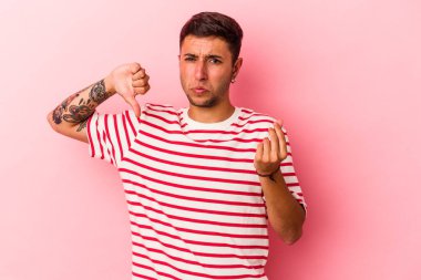 Sarı arka planda izole edilmiş dövmeleri olan genç beyaz adam, kadının hiç parası olmadığını gösteriyor..